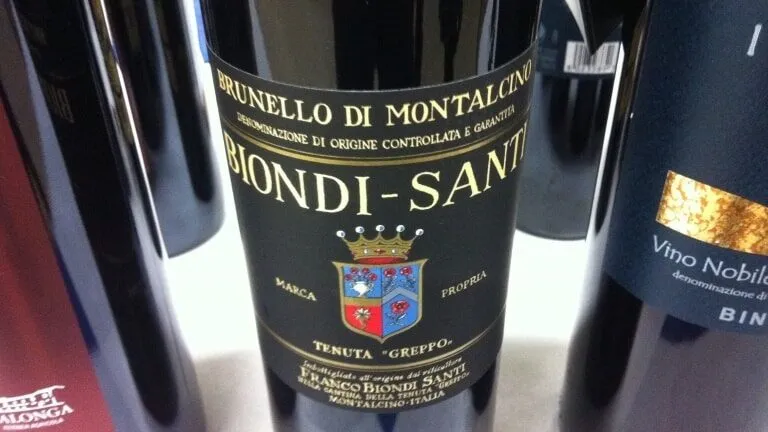 Bottiglia di Brunello di Montalcino Biondi-Santi in primo piano