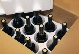 Bottiglie di vino imballate in una scatola per la spedizione