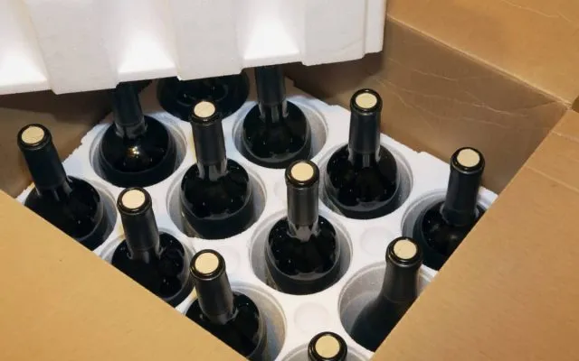 Bottiglie di vino imballate in una scatola per la spedizione