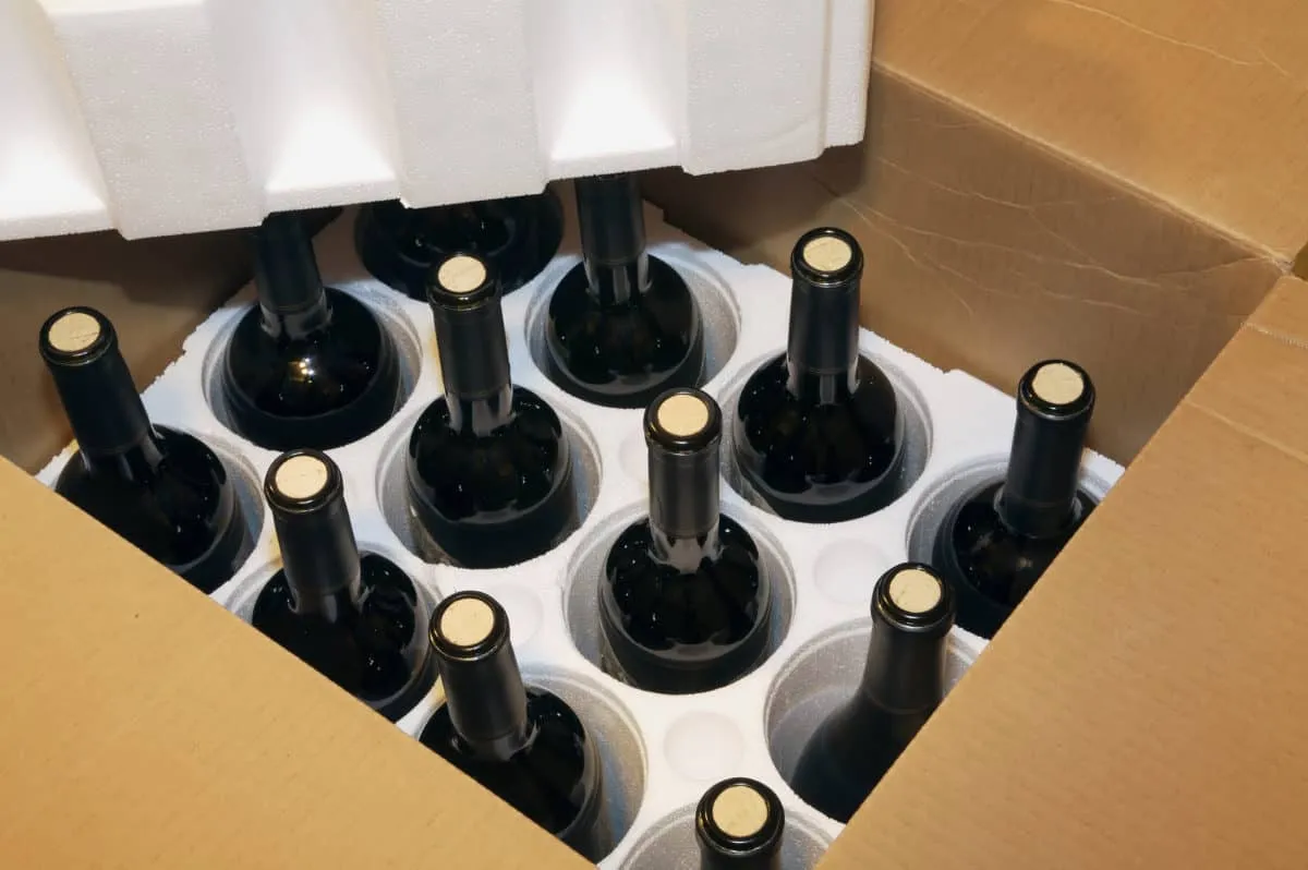 Bottiglie di vino imballate in una scatola per la spedizione
