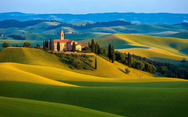 Colline di Montalcino con vigneti e cipressi